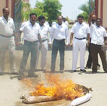 கருணாநிதியின் உருவ பொம்மையை எரித்து வழக்குரைஞர்கள் ஆர்ப்பாட்டம்