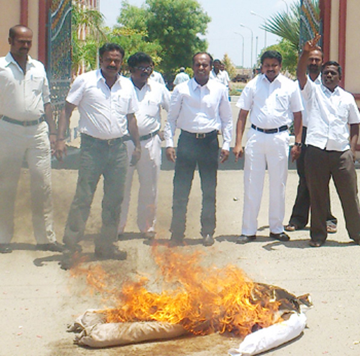 கருணாநிதியின் உருவ பொம்மையை எரித்து வழக்குரைஞர்கள் ஆர்ப்பாட்டம்