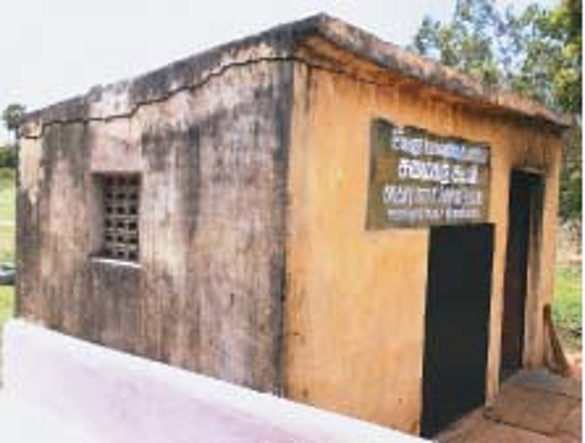 இடிந்து விழும் நிலையில் சத்துணவு சமையலறை