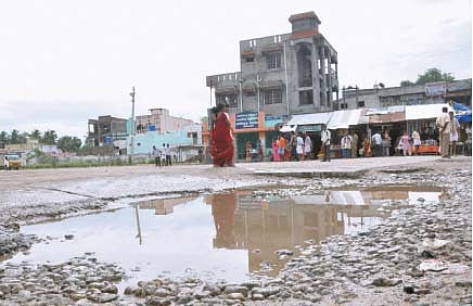 பல்லாங்குழிகளாக மாறிய பள்ளிப்பட்டு பஸ் நிலையம்