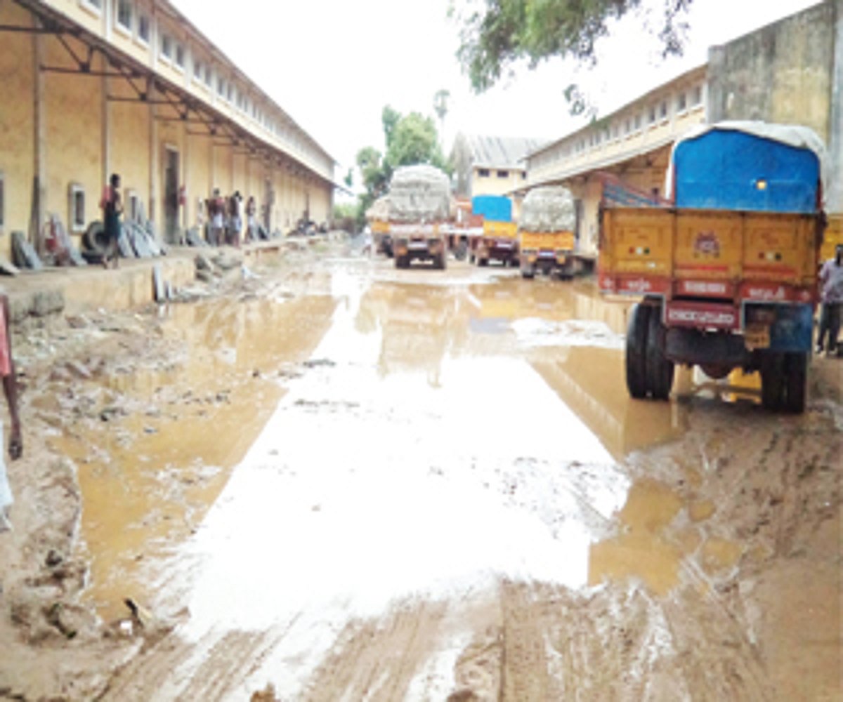 மழை நீர் கிடங்காக மாறிய உணவுக் கிடங்கு வளாகம்