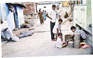 சிவகாசி பகுதியில் சட்டவிரோதமாக வீடுகளில் பட்டாசு தயாரிப்பு