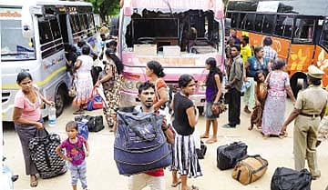 இலங்கையில் அத்தியாவசியப் பொருள்கள், வாடகை செலுத்துவதற்காக தங்கத்தை விற்பனை செய்யும் மக்கள்