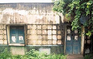 இடியும் நிலையில் கடம்பத்தூர் கிளை நூலகம்