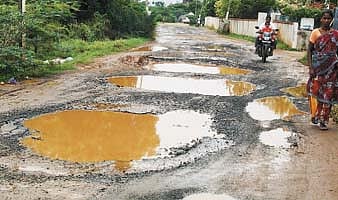 நெமி−-மண்ணூர் குண்டும் குழியுமான இணைப்புச் சாலை