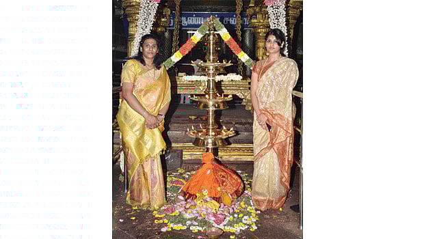 ஸ்ரீவிலி. ஸ்ரீஆண்டாள் கோயிலுக்கு ரூ.1.50 லட்சம் மதிப்பில் வெண்கல குத்துவிளக்கு