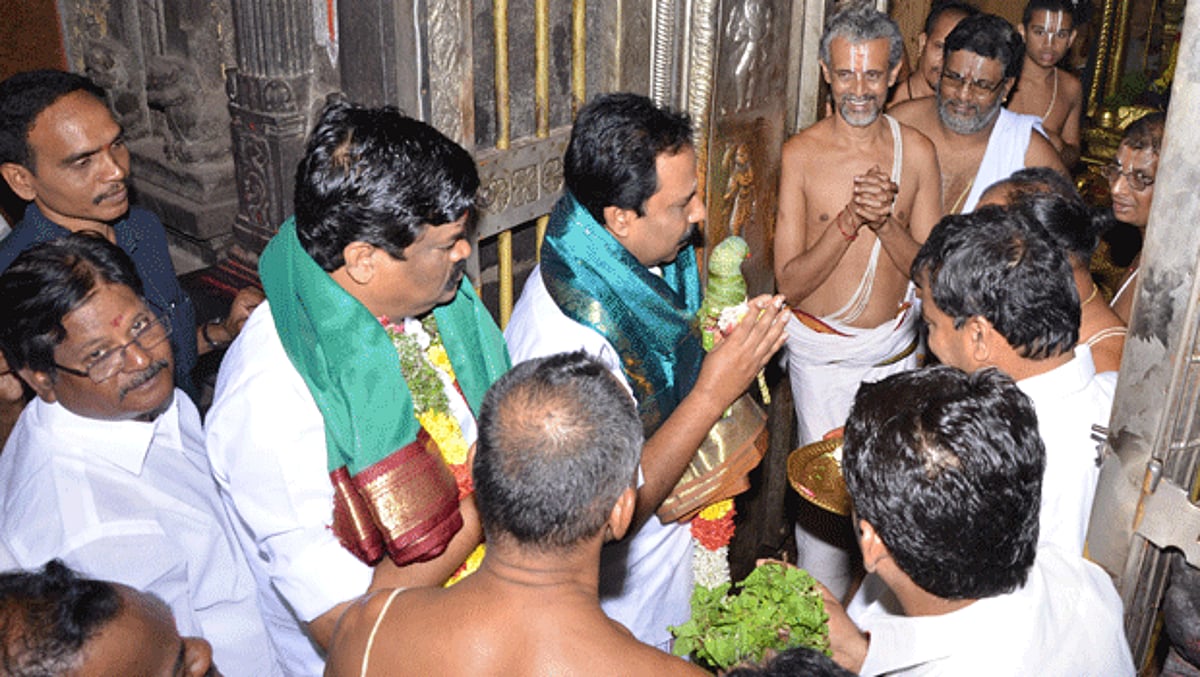 ஸ்ரீவிலி. ஸ்ரீஆண்டாள் கோயிலில் அமைச்சர் சிவபதி சுவாமி தரிசனம்