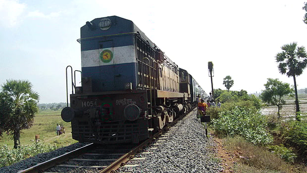 என்ஜின் பழுதானதால் சோழன் எக்ஸ்பிரஸ் ரயில்கள் தாமதம்