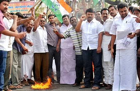 பாகிஸ்தான் மீது பொருளாதாரத் தடை விதிக்க வேண்டும்: ஈரோடு இளைஞர் காங்கிரஸார் ஆர்ப்பாட்டம்