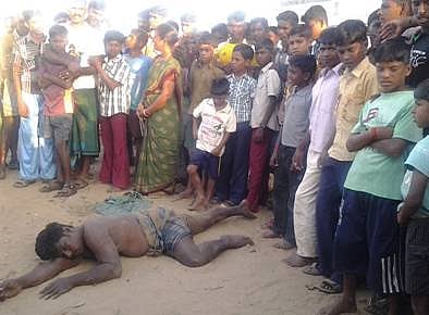 பெண்ணிடம் தாலி செயினை பறிக்க முயன்ற இளைஞரை பிடித்து தாக்கிய மக்கள்!