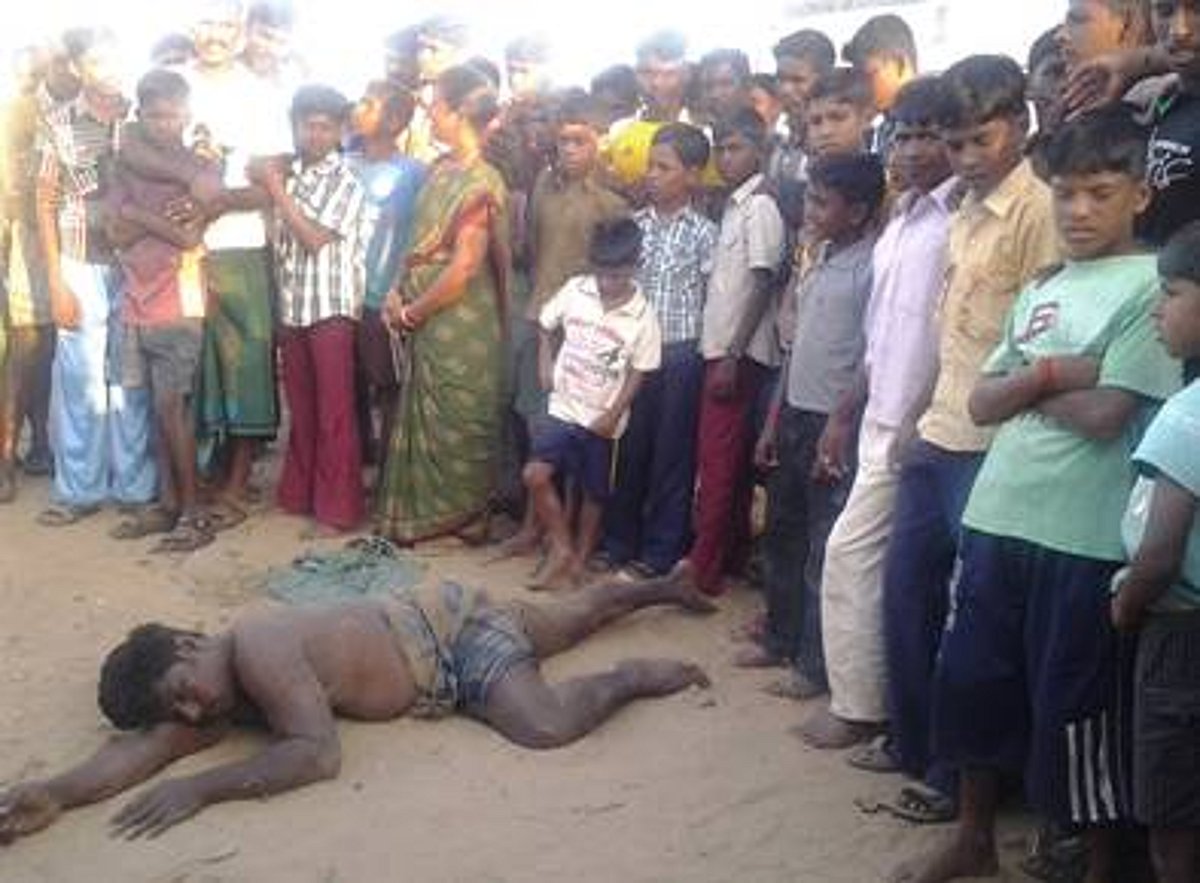 பெண்ணிடம் தாலி செயினை பறிக்க முயன்ற இளைஞரை பிடித்து தாக்கிய மக்கள்!