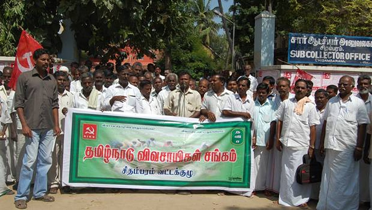 வறட்சி பாதித்த மாநிலமாக அறிவிக்க வலியுறுத்தி விவசாய சங்கத்தினர் ஆர்ப்பாட்டம்