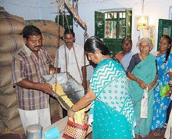 கடலூர் மாவட்டத்தில் ரேஷன் பொருள்கள் வழங்குவதில் பல்வேறு குளறுபடிகள்: அவதியில் எழை-எளிய மக்கள்