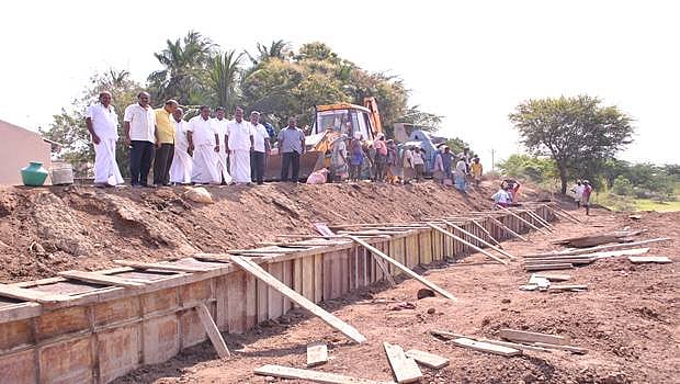 கண்மாயில் தடுப்புச் சுவர் கட்டும் பணி: ஸ்ரீவிலி. ஒன்றியக் குழுத் தலைவர் ஆய்வு