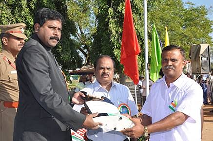 பேரூராட்சி இளநிலை உதவியாளருக்கு சிறந்த சேவைக்கான ஆட்சியர் விருது