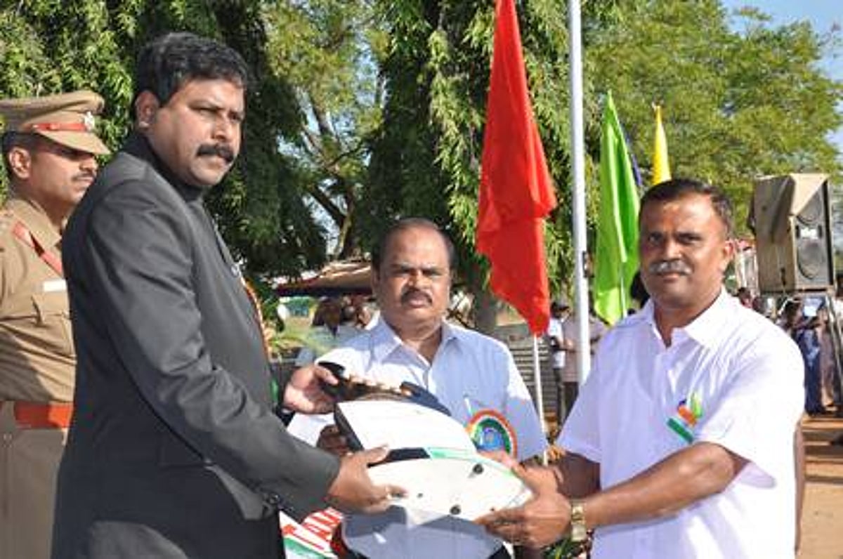 பேரூராட்சி இளநிலை உதவியாளருக்கு சிறந்த சேவைக்கான ஆட்சியர் விருது