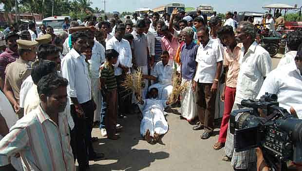 நெற்பயிர்கள் கருகுவதால் நீரை திறந்துவிடக்கோரி விவசாயிகள் சாலை மறியல்