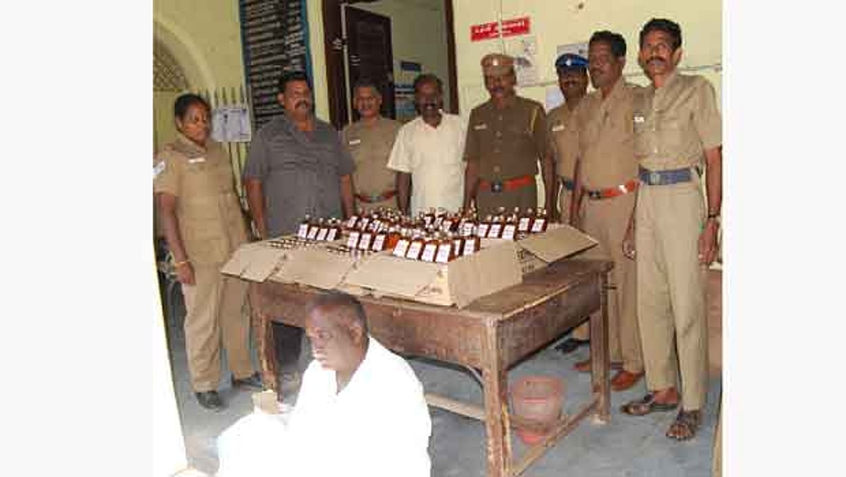 அனுமதியின்றி விற்பனைக்கு வைத்திருந்த மதுபாட்டில்கள் பறிமுதல்: இருவர் கைது