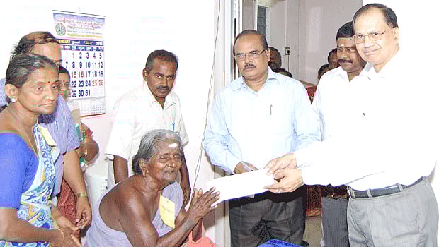 ஸ்ரீவில்லிபுத்தூர் வட்டாட்சியர் அலுவலகத்தில் பயனாளிகளுக்கு நலத்திட்ட உதவிகள் 