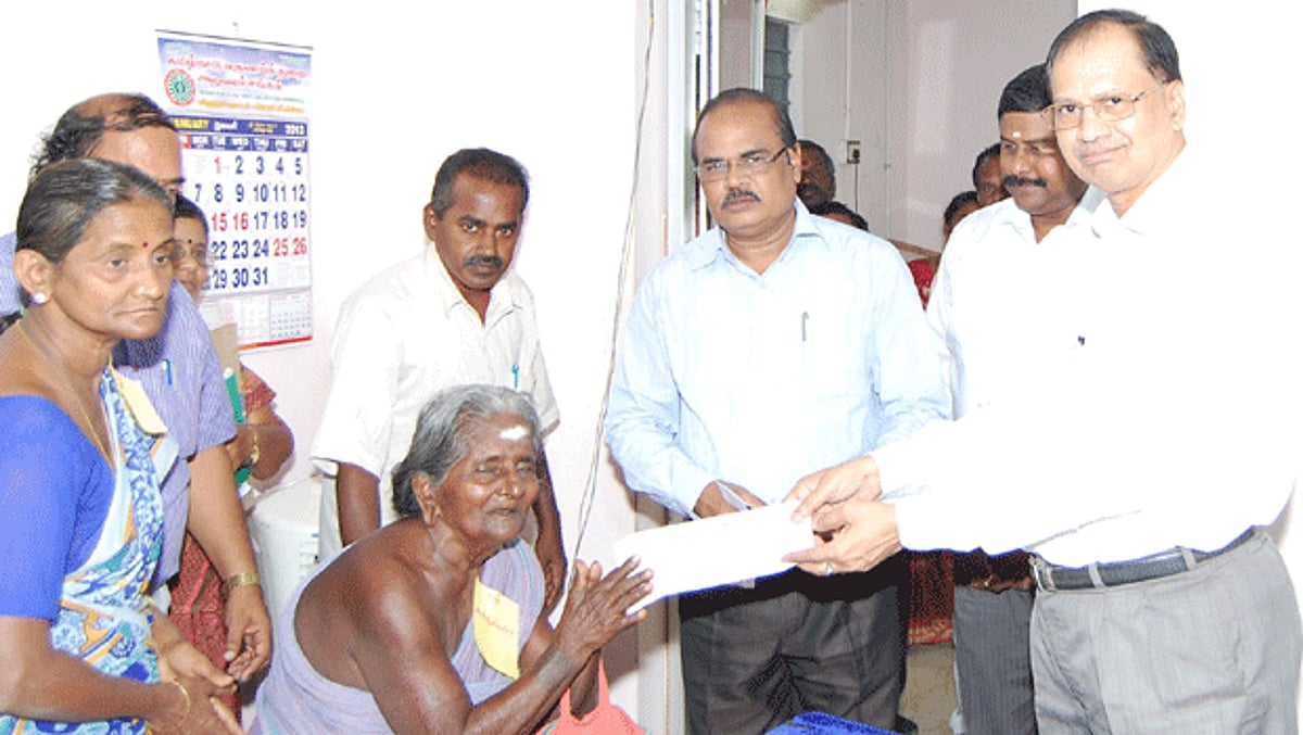 ஸ்ரீவில்லிபுத்தூர் வட்டாட்சியர் அலுவலகத்தில் பயனாளிகளுக்கு நலத்திட்ட உதவிகள்