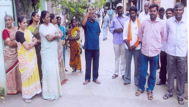 அரசு ஊழியர்களுக்கு ஒரு மாத ஊதியம் போனஸ் வழங்கக் கோரி ஆர்ப்பாட்டம்