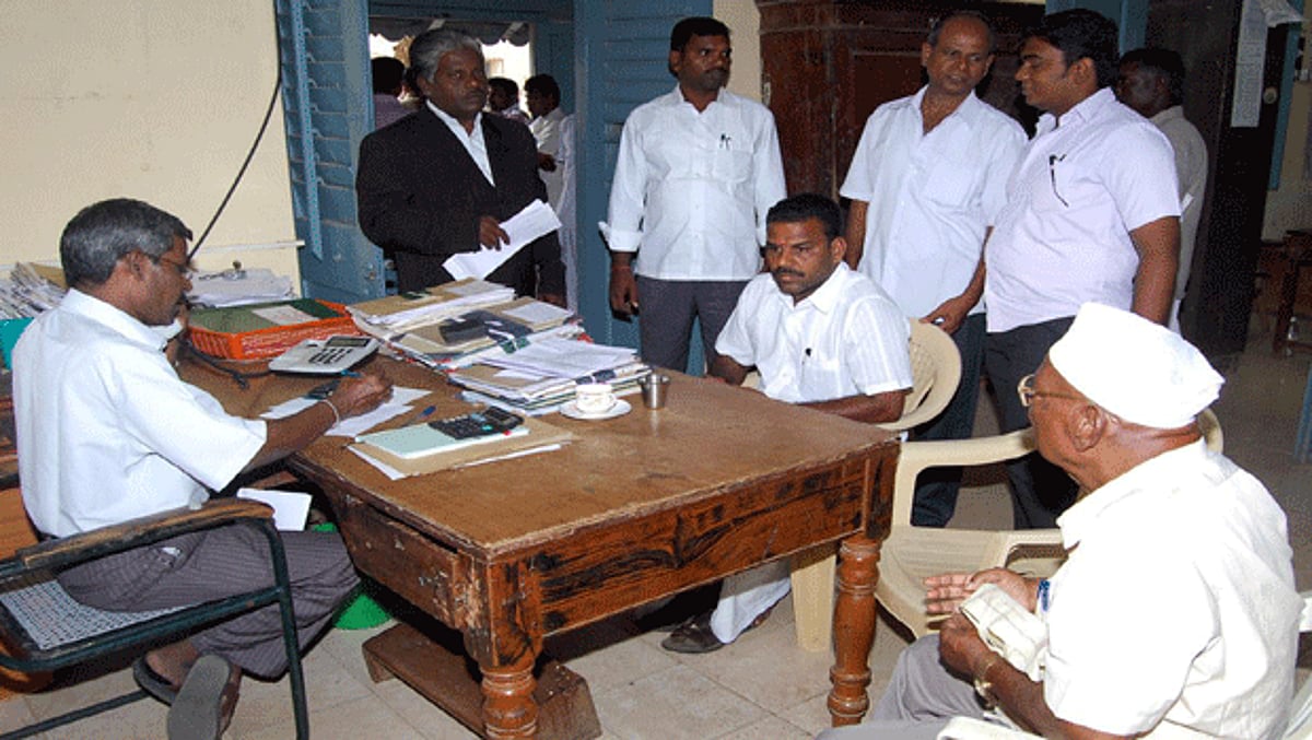 சிதம்பரம் உதவிஆட்சியர் அலுவலக பொருள்களை ஜப்தி செய்ய வந்த நீதிமன்ற ஊழியர்கள்