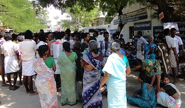 இருவர் உயிரிழந்த சம்பவம்: அம்பை அரசு மருத்துவமனையை உறவினர்கள் முற்றுகை