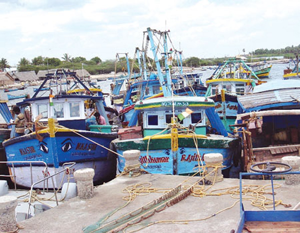 இலங்கை கடற்படையினர் ராமேசுவரம் மீனவர்களை மீன்பிடிக்க விடாமல் விரட்டியடிப்பு