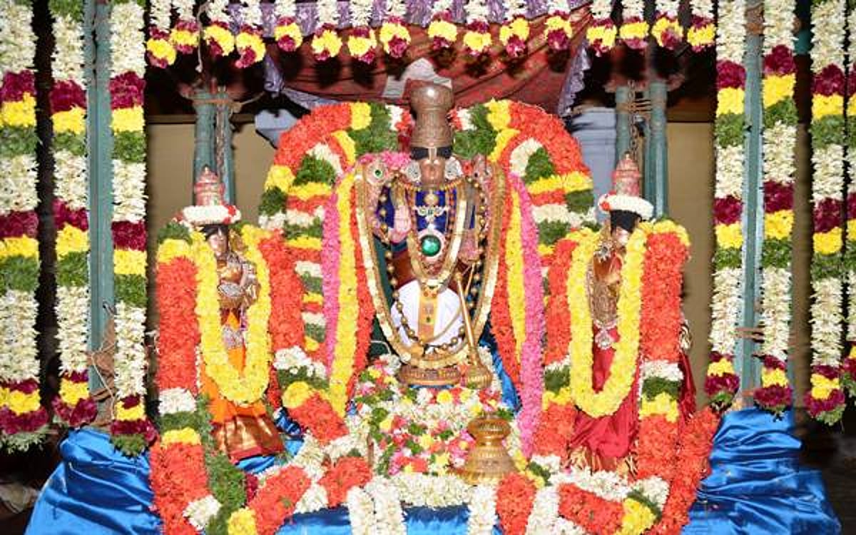 ஸ்ரீவில்லிபுத்தூர் ஊஞ்சல் சேவையில் பெருமாள்