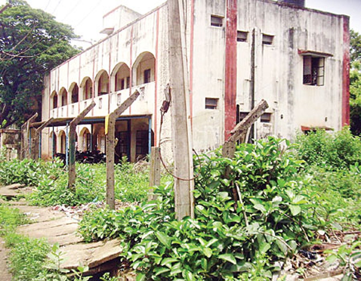 புதர்களின் மத்தியில் மின்வாரிய செயற்பொறியாளர் அலுவலகம்