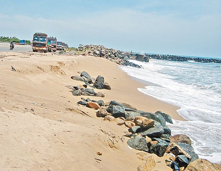 தொடரும் கடல் அரிப்பு: எண்ணூர் சாலை துண்டாகும் அபாயம் 