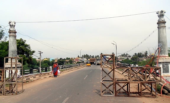 புவனகிரி வெள்ளாற்று பாலத்தில் போக்குவரத்து நிறுத்தம்!