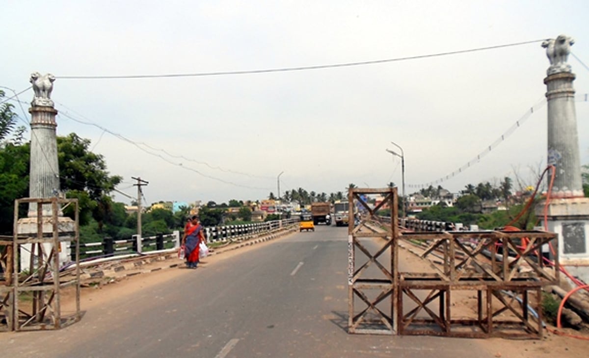 புவனகிரி வெள்ளாற்று பாலத்தில் போக்குவரத்து நிறுத்தம்!