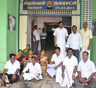 நகராட்சியை முற்றுகையிட்டு போராட்டத்தில் ஈடுபட்ட திமுக உள்ளிட்ட கட்சிகளின் உறுப்பினர்கள்!