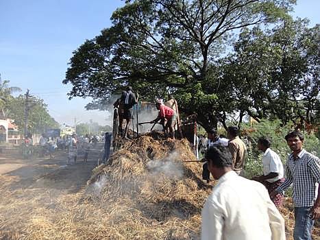 அம்பை அருகே வைக்கோல் ஏற்றி வந்த லாரியில் தீ: போக்குவரத்து பாதிப்பு