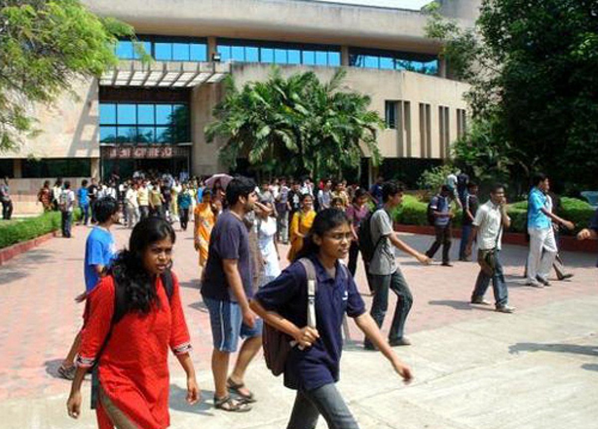 வளாகத் தேர்வு: தமிழ் வழி பி.இ. மாணவர்கள் புறக்கணிப்பு