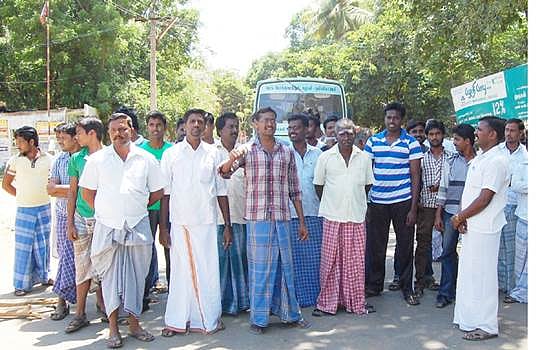 கீழணையிலிருந்து பாசனத்திற்கு கூடுதலாக நீர் திறந்து விட கோரி விவசாயிகள் சாலைமறியல்