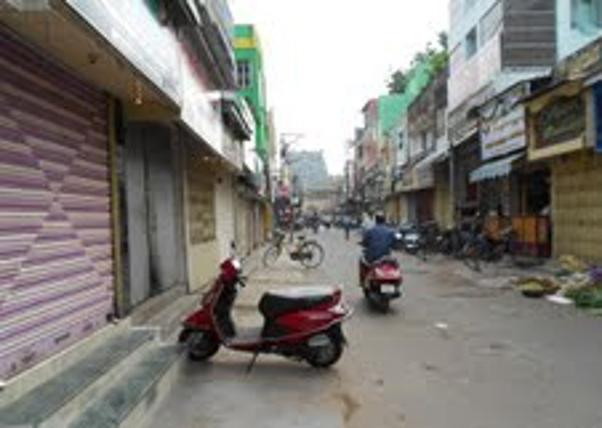 சிதம்பரத்தில் முழுஅடைப்பு: பெரும்பான்மையான கடைகள் மூடப்பட்டிருந்தன