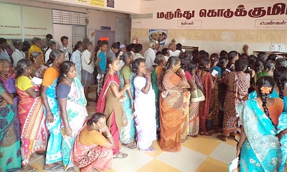 விஷக்காய்ச்சலால் சிதம்பரம் அரசு மருத்துவமனையில் திரண்ட மக்கள்