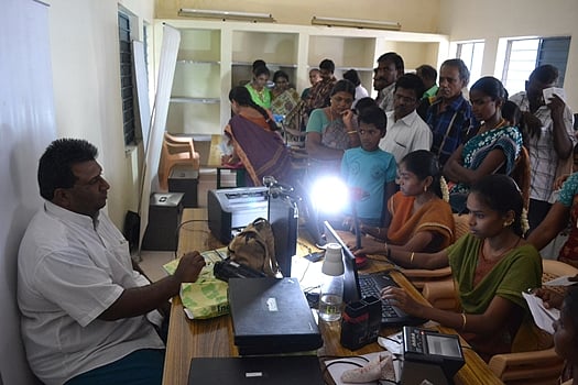 விருதுநகர் அருகே ஆதார் அடையாள அட்டைக்கு கைரேகை புகைப்படம் எடுக்கும் முகாம்