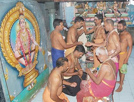சிதம்பரத்தில் திரளானோர் சபரிமலை பயணத்திற்கு மாலை அணிந்தனர்!