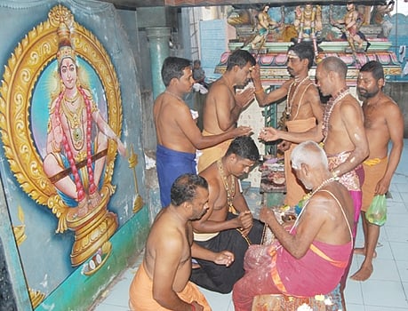 சிதம்பரத்தில் திரளானோர் சபரிமலை பயணத்திற்கு மாலை அணிந்தனர்!