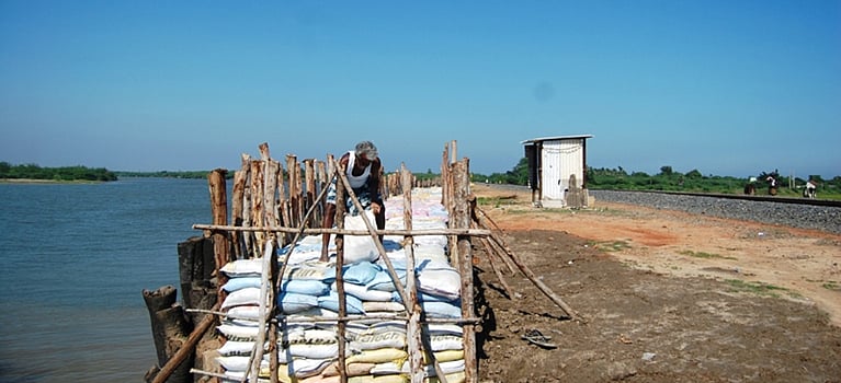 சிதம்பரம் அருகே வெள்ளாறு அரிப்பெடுத்து ரயில்பாதை பாதிக்கும் அபாயம்: அச்சத்தில் கிராம மக்கள்