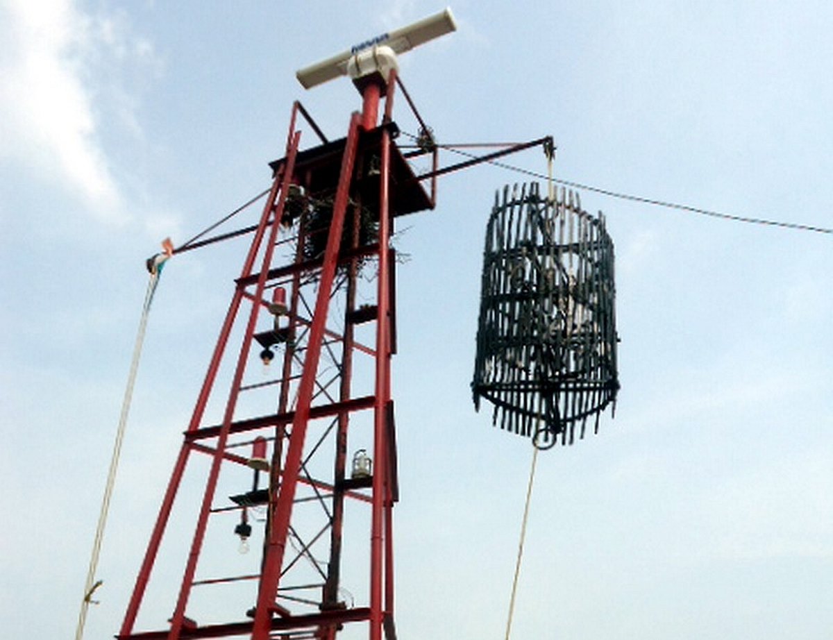 லெஹர் புயல்: காரைக்கால் துறைமுகத்தில் 2-ம் எண் புயல் எச்சரிக்கை கூண்டு ஏற்றம்