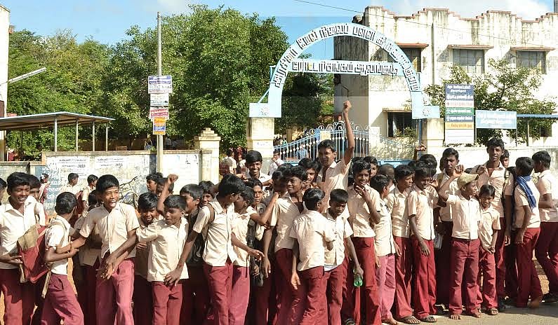 புதுக்கோட்டை திருவரங்குளம் அரசு மேல்நிலைப்பள்ளியில் பள்ளி மாணவர்கள் வெளிநடப்பு