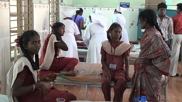 அருப்புக்கோட்டை அருகே வேன் கவிழ்ந்து பள்ளி மாணவ, மாணவிகள் 23 பேர் காயம்