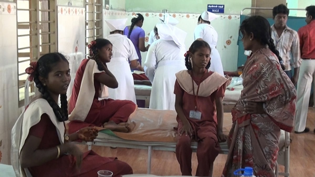 அருப்புக்கோட்டை அருகே வேன் கவிழ்ந்து பள்ளி மாணவ, மாணவிகள் 23 பேர் காயம்