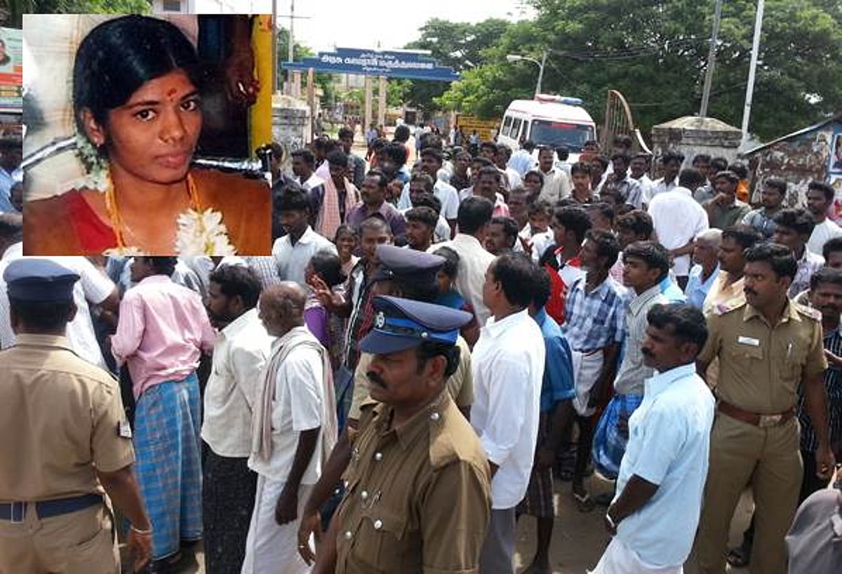 நிர்வாண நிலையில் இளம்பெண் தீயில் கருகி சாவு: மர்ம மரணம் என உறவினர்கள் சாலைமறியல்