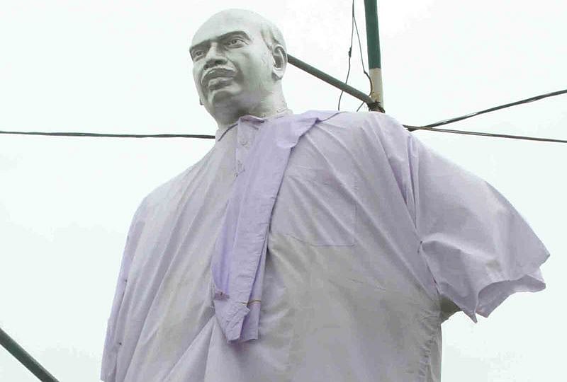 தீபாவளி : காமராஜர் சிலைக்கு  புத்தாடை அணிவிப்பு; ஈரோட்டில் பரபரப்பு