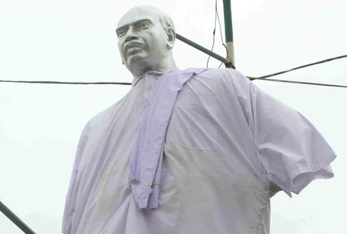 தீபாவளி : காமராஜர் சிலைக்கு புத்தாடை அணிவிப்பு; ஈரோட்டில் பரபரப்பு